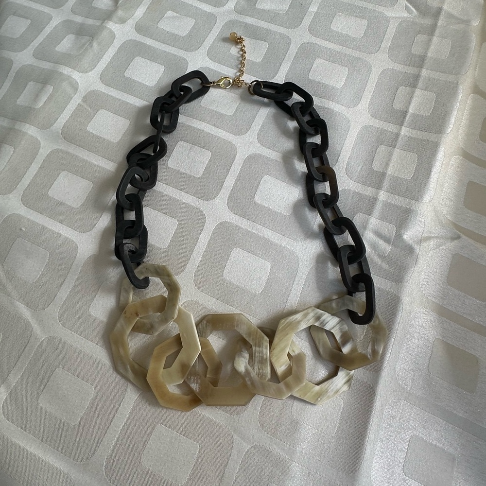 JJill Lightweight Resin Links Necklace - Picture 3 of 3